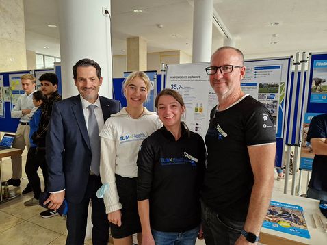 Barbara mit TUM Präsident Hofmann und zwei Studierenden am „Sustainibility Day“ der TUM.