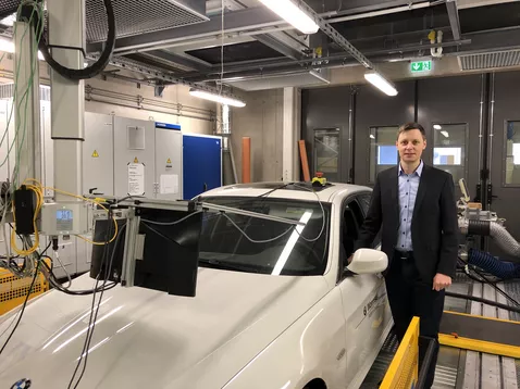 Matthias Geuß im Fahrzeugtechnik-Labor der Hochschule Coburg