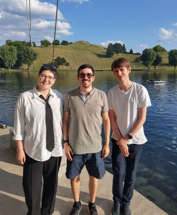 Niya, Ramses und Lukas am Ufer des Olympiasees