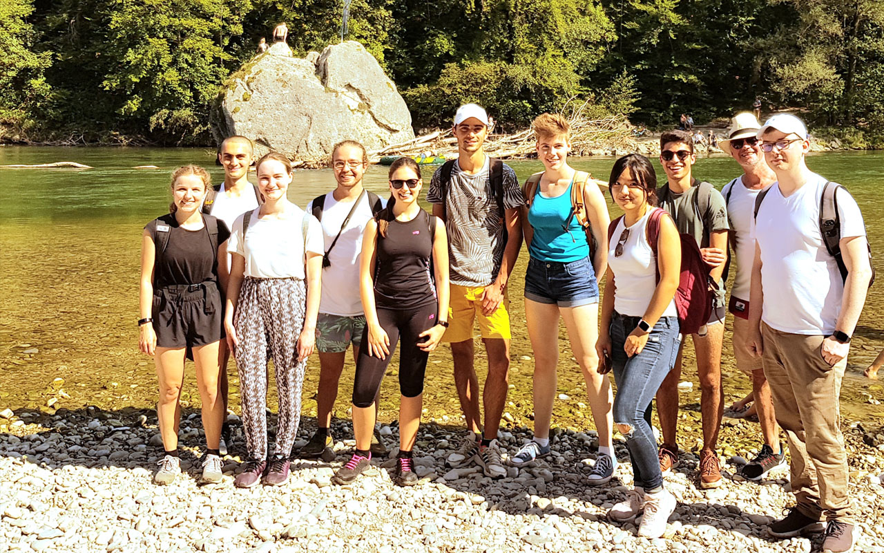 (c) TUMJA Freizeitprogramm - Gruppe an der Isar
